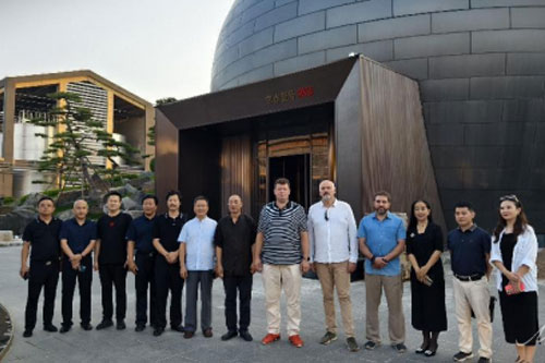 白俄当代艺术展落幕！代表团参观北京壹号酒厂探讨中国白酒文化